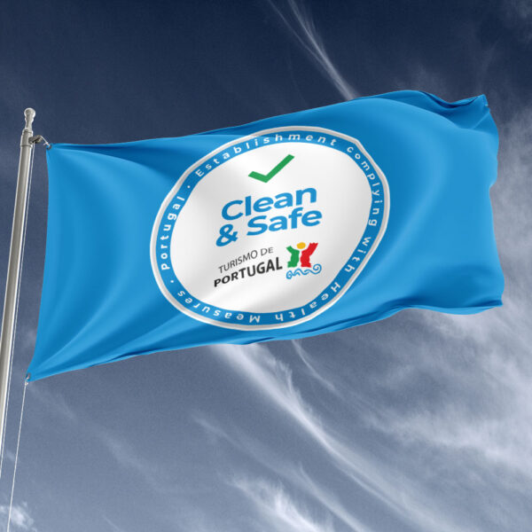 Bandeira tecido impressa Hotel Alojamento Local Restaurante Covid-19 selo Clean & Safe Turismo de Portugal