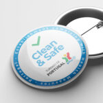 Crachá Pin dístico Hotel Alojamento Local Restaurante Covid-19 selo Clean & Safe Turismo de Portugal
