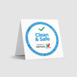 Placa Sinalética dístico balcão ou mesa Hotel Alojamento Local Restaurante Covid-19 selo Clean & Safe Turismo de Portugal