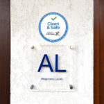 Placa Sinalética dístico Hotel Alojamento Local Restaurante Covid-19 selo Clean & Safe Turismo de Portugal