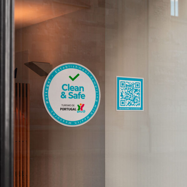 Sinalética Autocolante QR Code Hotel Alojamento Local Restaurante Covid-19 selo Clean & Safe Turismo de Portugal