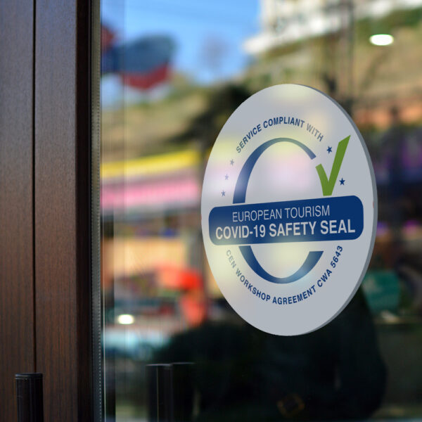 Autocolante Distico Hotel Alojamento Covid-19 selo SAFETY Seal