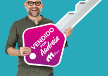 Placa publicitária chave gigante imobiliárias
